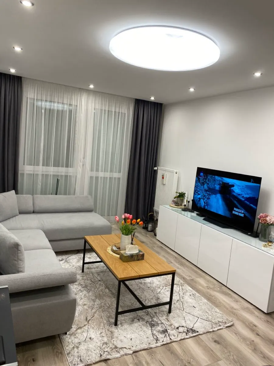 Iluminat living: plafonieră și spoturi